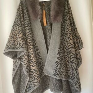 Nordstrom MODENA Gray and Black Patterned poncho with Faux Fur Trim NWT one size